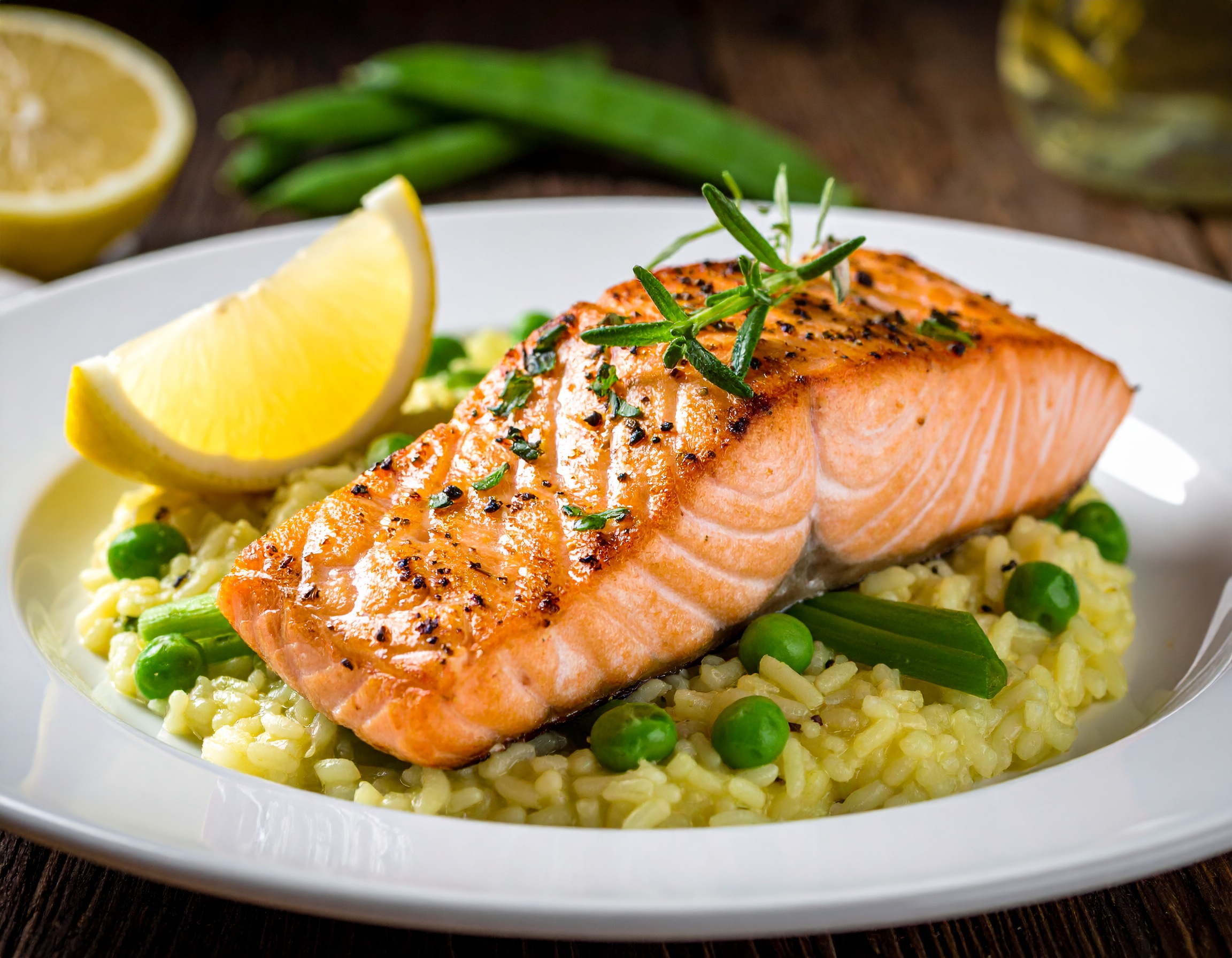Świeży łosoś na łóżku cytrynowego risotto
